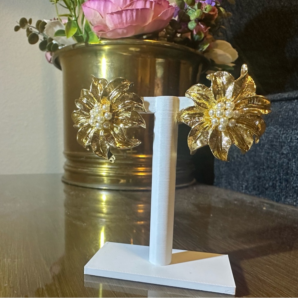 American Vintage Gold Floral Earrings with Pearl Center
